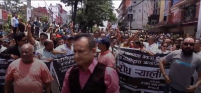 राइड सेयरिङको विरोध गर्दै सडकमा उत्रिए यातायात व्यवसायीहरु